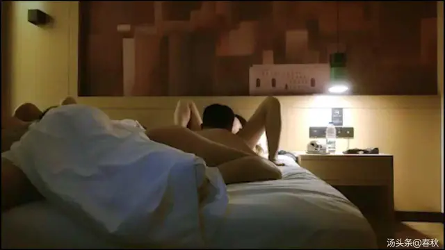 22_第一次約良家換妻4P，吃奶玩逼69口交，人妻太騷直接往男主嘴裡尿尿，主動上位抽插