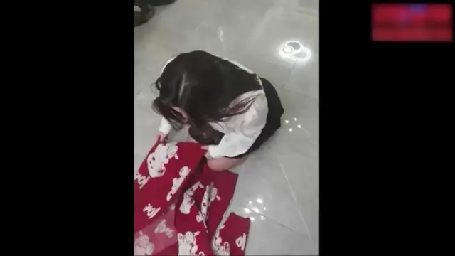 操逼淋尿，調教清純又淫蕩的OL制服美女-眼神很淫蕩吸引人爆操