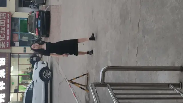 剛剛從飯店走出來的漂亮小靚妹 BB還挺嫩