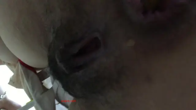 商場女廁超近距離貼B拍 刷手機的少婦