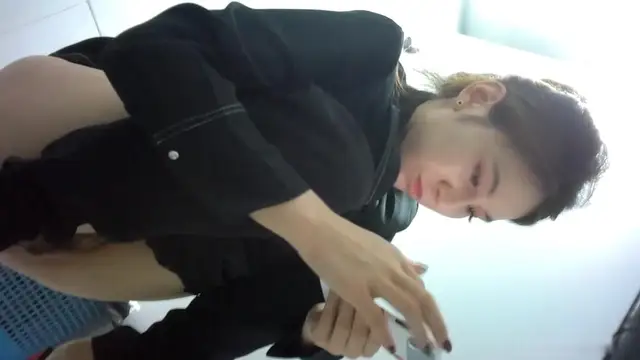 商場女廁偷拍穿著黃色細高跟的美少婦
