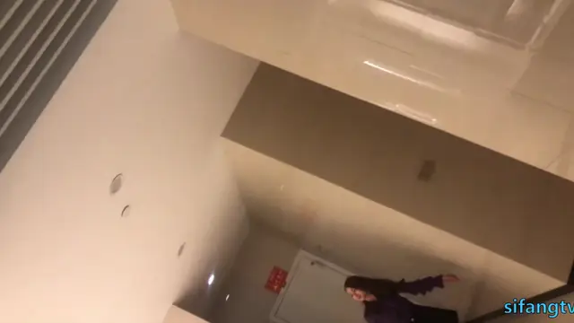 完美版偷拍-端莊秀麗的披肩發妹子裡面竟然穿的開襠褲