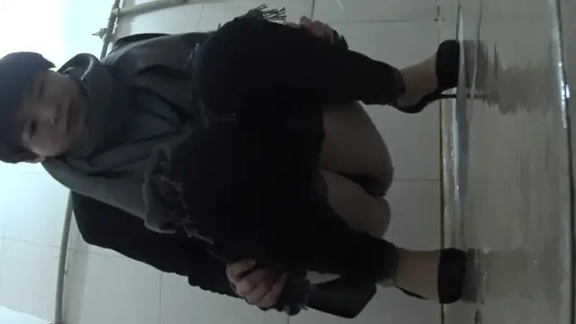 知性優雅的高跟美女尿尿分叉了 難道晚上被操多了造成的