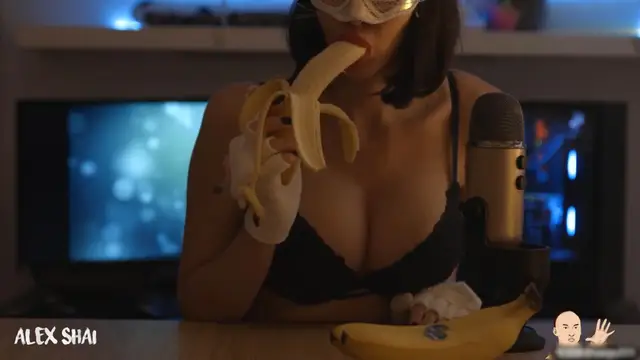 黑色文胸巨乳小妹，舔蕉嬌喘，極致誘惑顱內高潮=舔耳