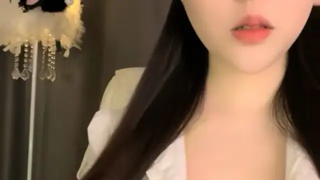 極品尤物網紅美女！豹紋內衣OL風！扒開珍珠內褲，大黑牛震騷穴，跪在地上翹肥臀，極度誘惑