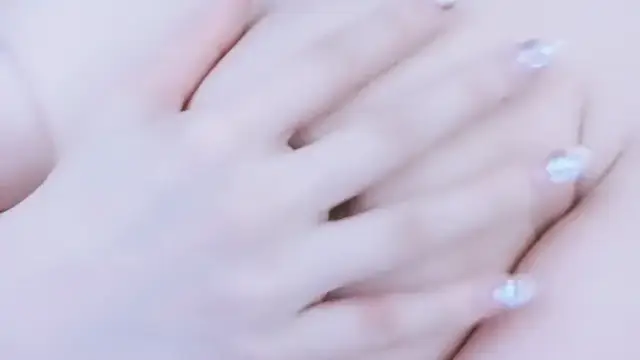 【禁漫直播】風騷的女閨蜜,全程露臉情趣誘惑,跟狼友互動撩騷聽指揮,吸奶器裡裝跳蛋刺激奶頭,道具抽插無毛騷穴好刺激