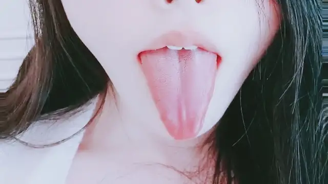 【禁漫直播】絕對女神,長髮近景特寫手指掰穴超級粉嫩蝴蝶逼 手指進洞,揉搓外陰 嘗試淫水的味道