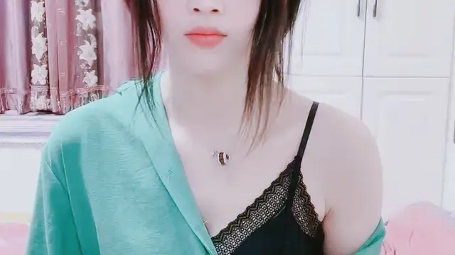 【禁漫直播】新人下海美女！跳蛋自慰叫起來騷！奶子有點垂,跳蛋假屌齊上陣,一臉享受,邊插穴邊扣菊花