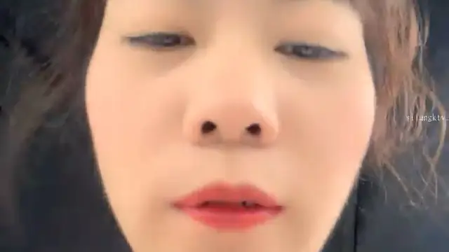 [直播] 離異少婦 【單親少婦】 炎熱的夏天 到野外小溪游泳 到處撒尿 村裡人都沒發現 玩得真是刺激 9