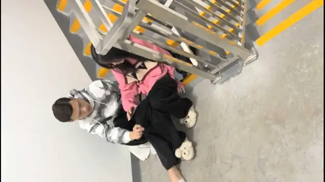 ③年輕情侶樓道上尺度全開